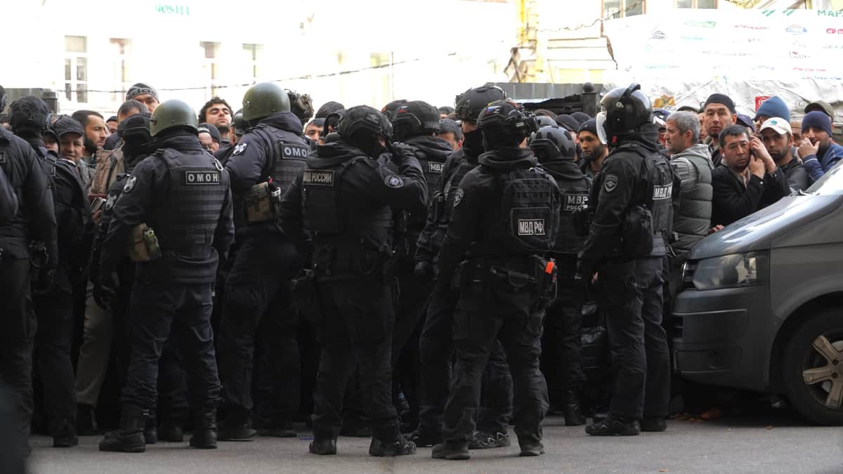 В Петербурге силовики проводят масштабный миграционный рейд на Сенном рынке