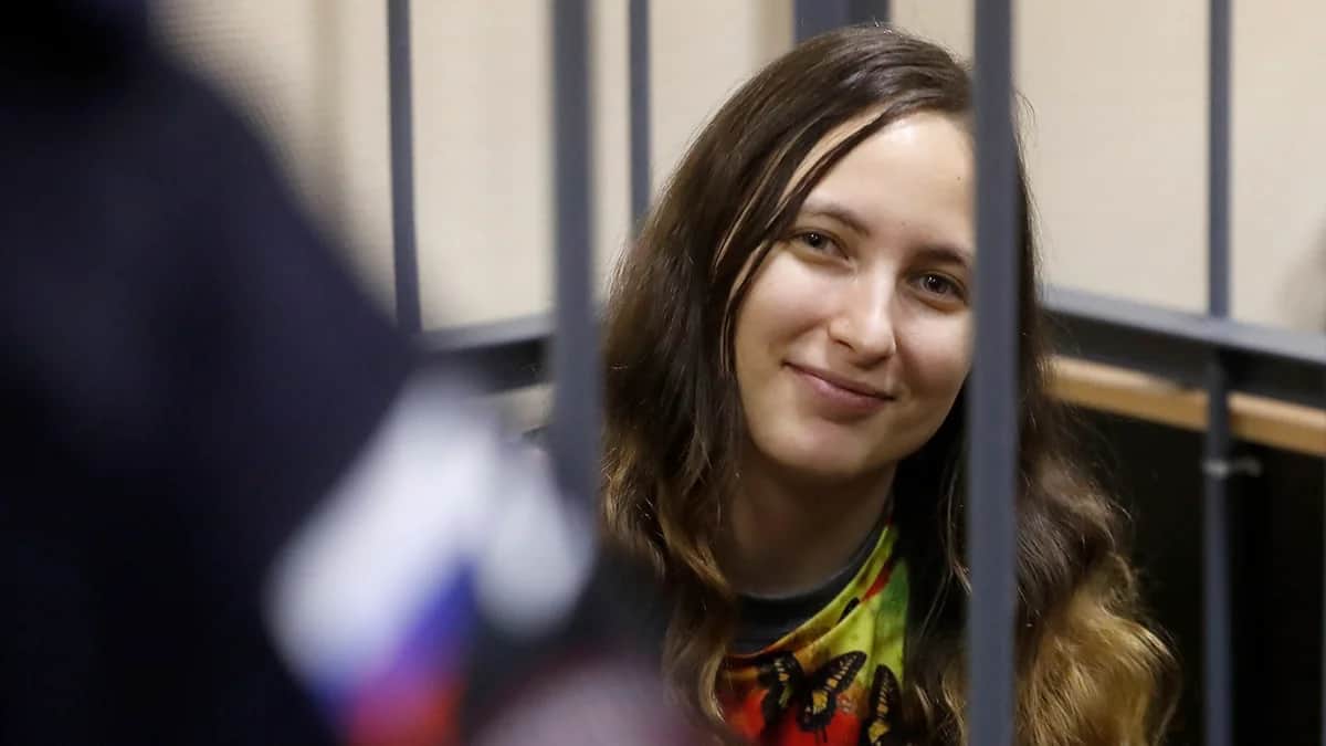 Александра Скочиленко с текстом последнего слова, 16 ноября 2023 года. Фото: Анатолий Мальцев / EPA