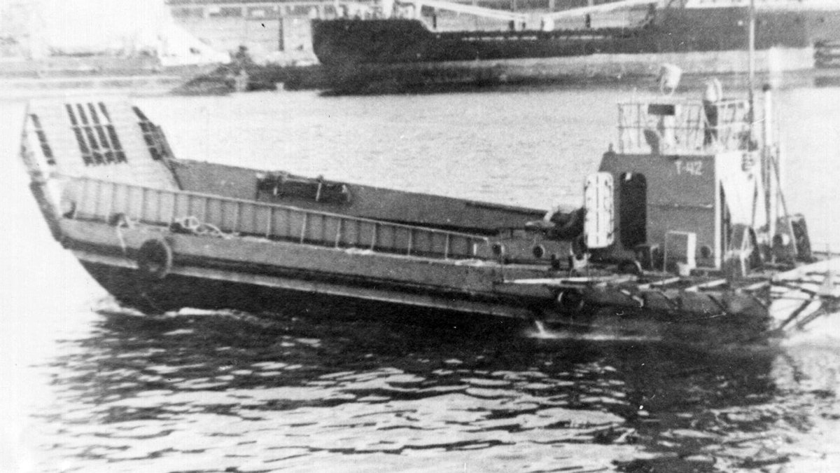 Самоходная баржа «Т-42» проекта Т-4. На похожей барже этого проекта моряков унесло в океан. Фото:  wrk.ru