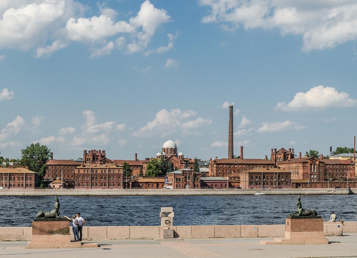 Памятник «Жертвам политических репрессий», панорама Воскресенской набережной. Фото: Wikimedia Commons , CC BY-SA 4.0