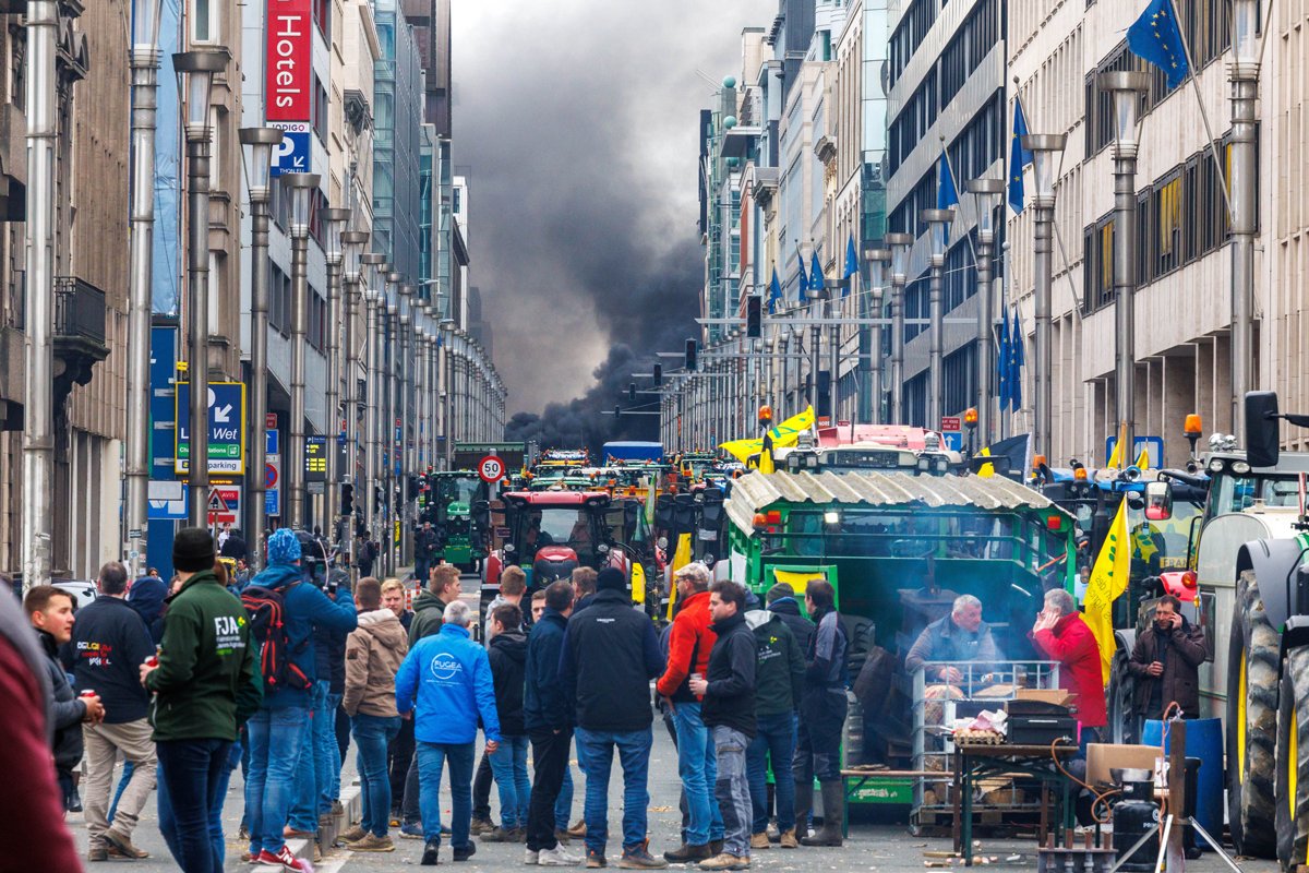 Дым от горящих шин на акции фермеров в Брюсселе, 26 марта 2024 года. Фото: Olivier Matthys / EPA