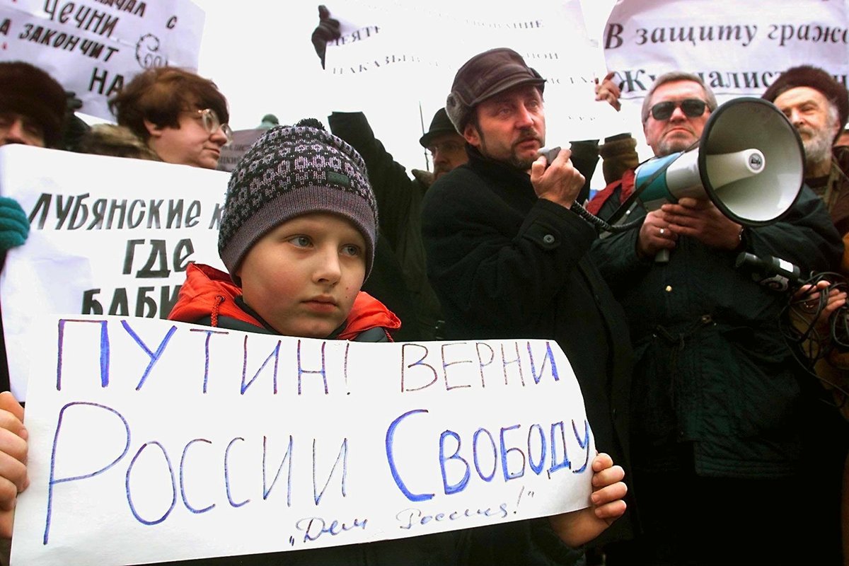 Во время митинга в защиту прав СМИ и журналиста радиостанции «Свобода» Андрея Бабицкого в Москве, 11 февраля 2000 года. Фото: Yuri Kadobnov / EPA