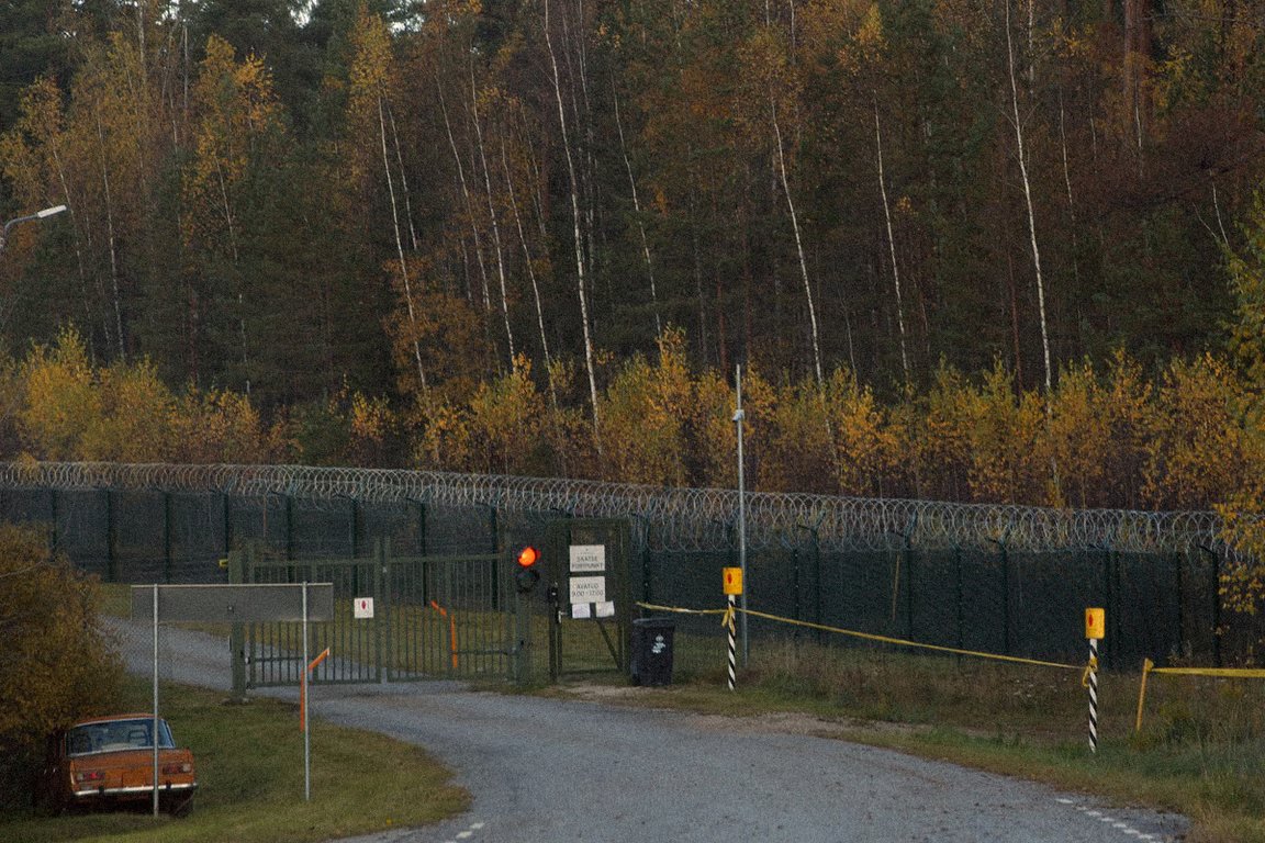 The Russian-Estonian border fence. Photo: Novaya Gazeta Europe