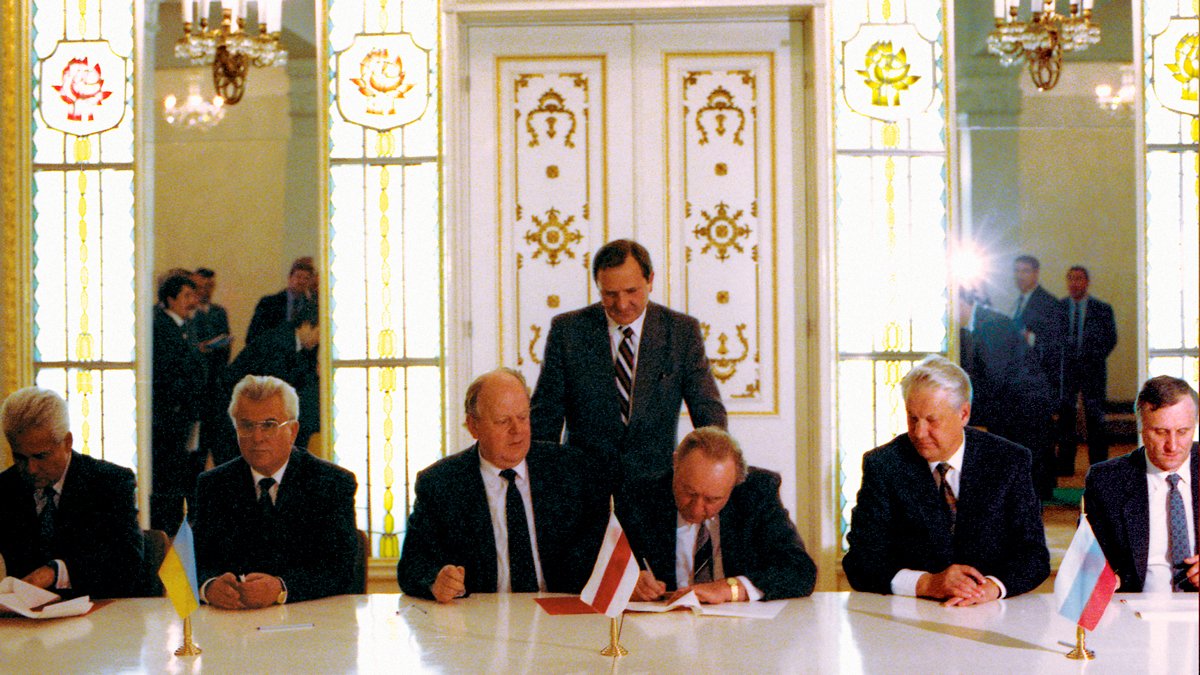 Подписание соглашения о роспуске СССР и создании Содружества Независимых Государств в Вискулях, Беларусь, 8 декабря 1991 года. Фото: Юрий Иванов / AP Photo / Scanpix / LETA