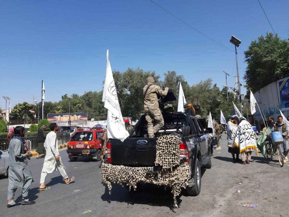 Талибы во время празднования второй годовщины взятия Кабула на площади Общественного здравоохранения (бывшая площадь Ахмада Шаха Масуда). Фото: Руслан Сулейманов, специально для «Новой газеты Европа»