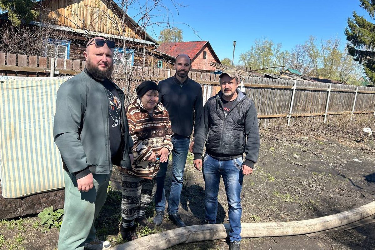 Илья Пономарёв (крайний слева) с другими ветеранами войны в Украине и матерью военнослужащего. Фото: ЦССП «Содействие» / VK