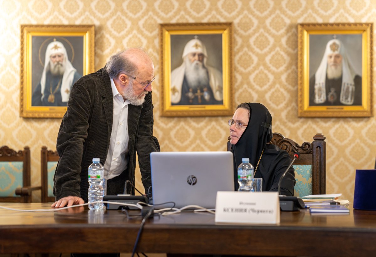 Александр Щипков и Игуменья Ксения (Чернега) на заседании Высшего Церковного Совета РПЦ, 5 ноября 2024 года. Фото: Олег Варов /  Пресс-служба Патриарха Московского и всея Руси