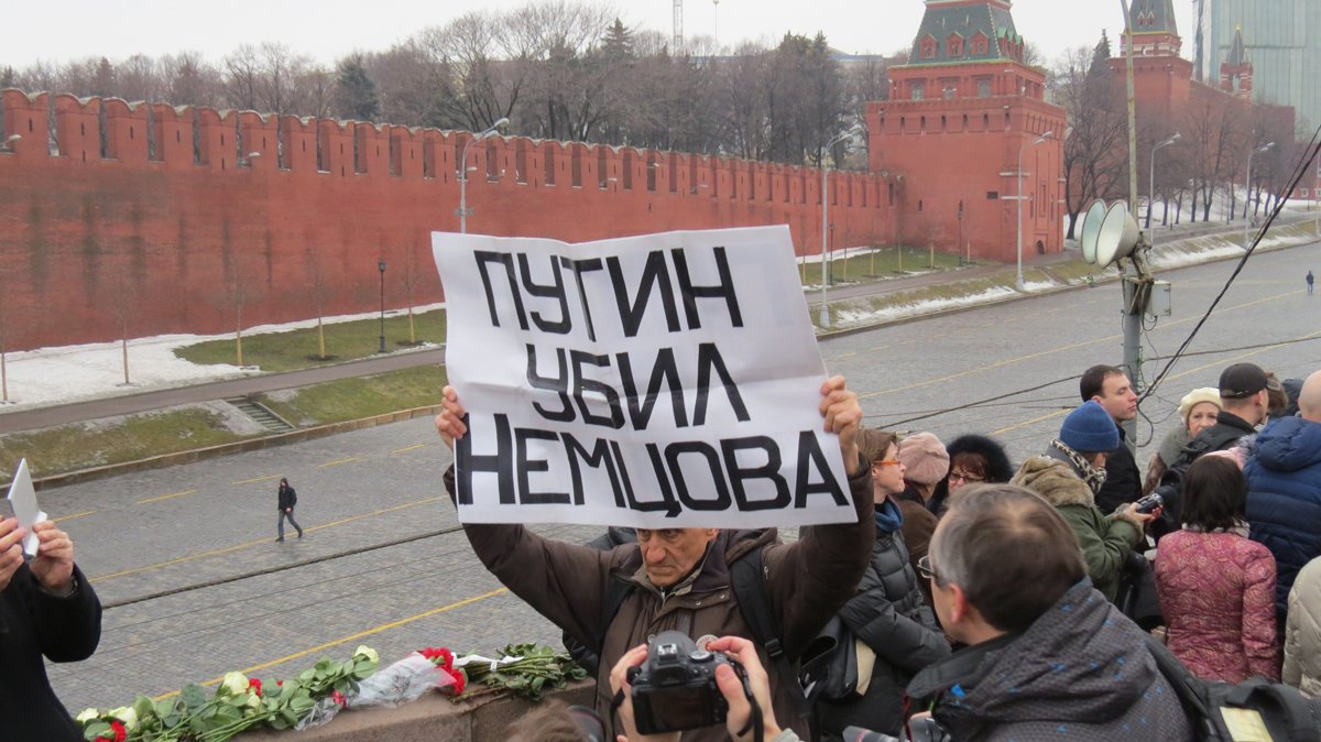 Люди приносят цветы к месту убийства Бориса Немцова, 28 февраля 2015 года. Фото: putnik /  Wikimedia