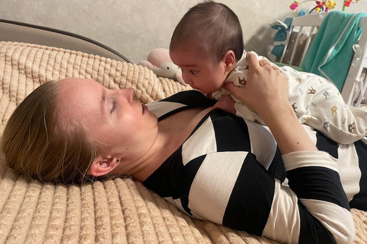 Алена играет с сыном дома, 2024 год