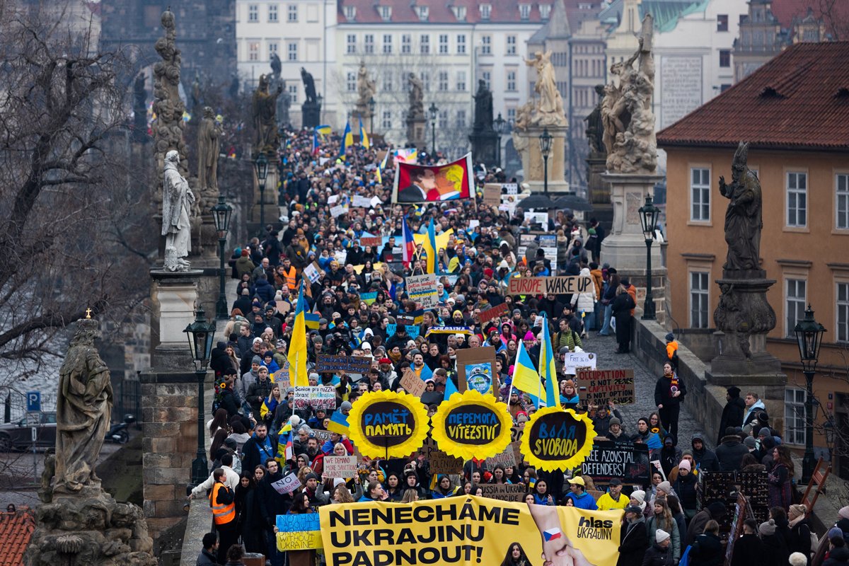 Участники митинга на Карловом мосту в третью годовщину российского полномасштабного вторжения в Украину, Прага, Чехия, 23 февраля 2025 года. Фото: Eva Korinkova / Reuters / Scanpix / LETA