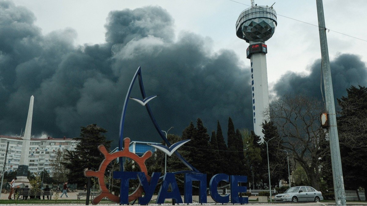Порт Туапсе, вероятно, приостановил работу. Пожар на местном НПЗ не могут потушить уже четвертый день