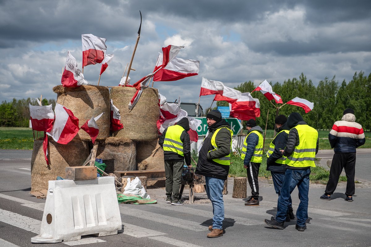 Фермеры во время акции протеста у пограничного перехода с Украиной в Дорогуске, Польша, 19 апреля 2024 года. Фото: Wojtek Jargilo / EPA