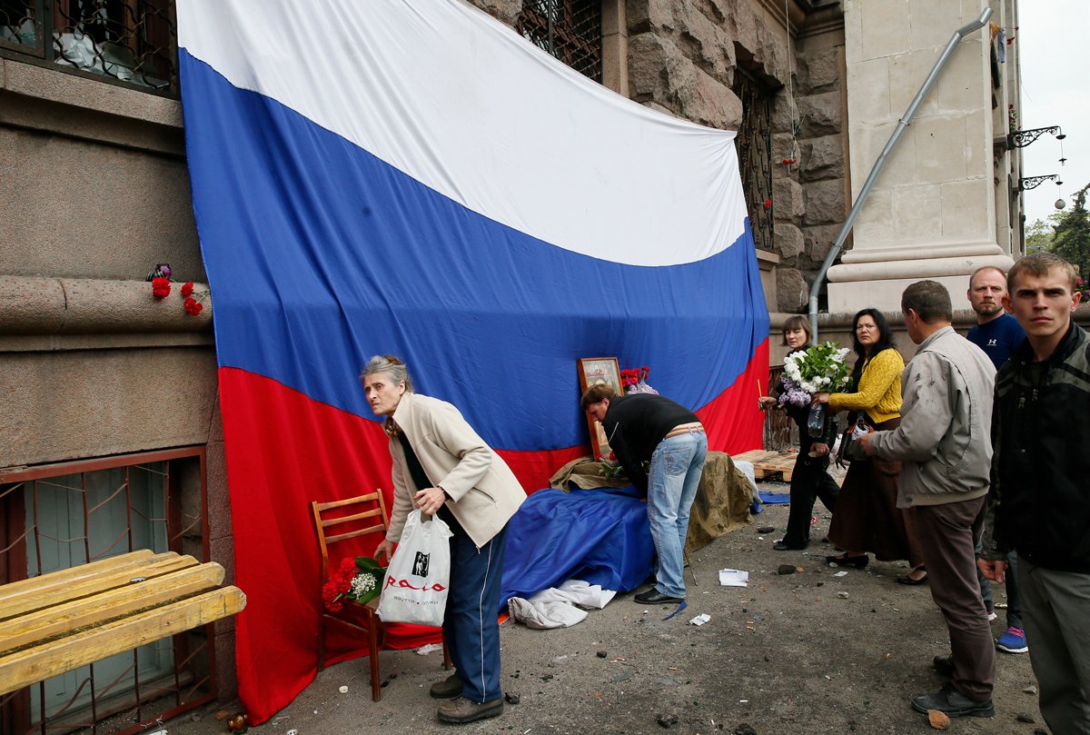 Стихийный мемориал с российским флагом у дома профсоюзов, Одесса, 4 мая 2014 года. Фото: Gleb Garanich / Reuters / Scanpix / LETA