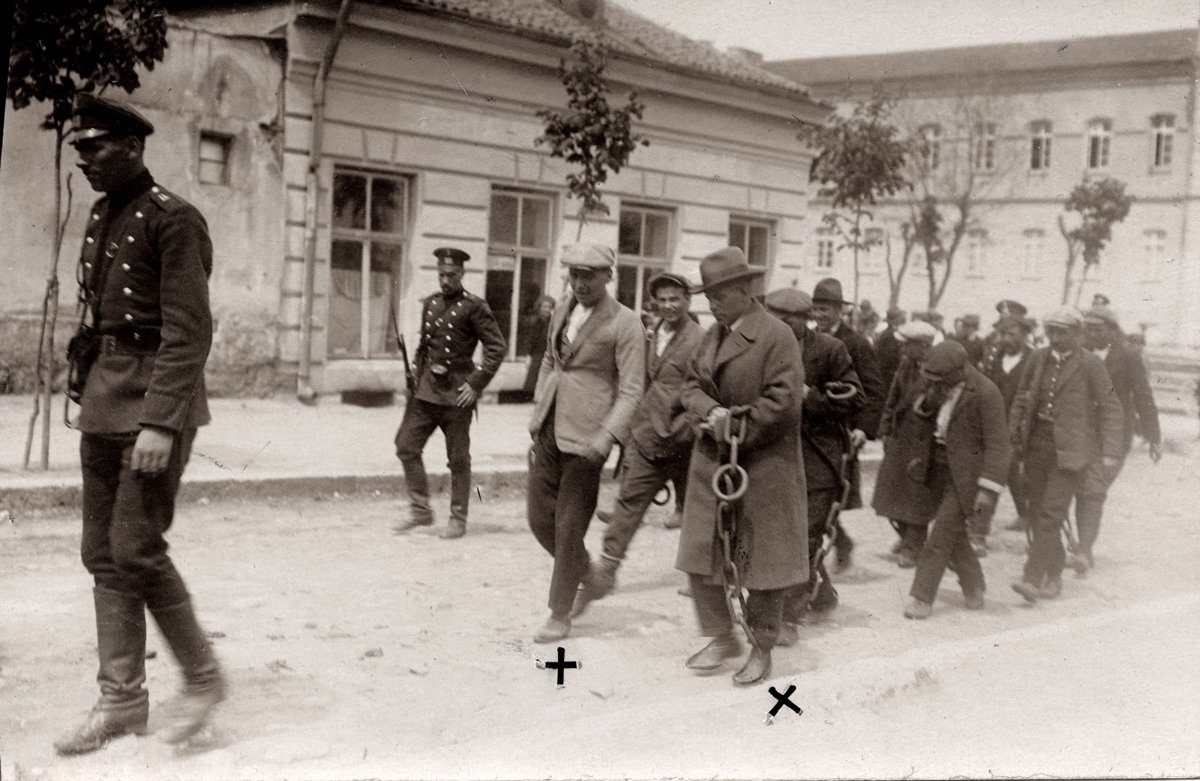 Двое из преступников, совершивших нападение, перед смертной казнью, 1925 год. Фото:  Wikimedia