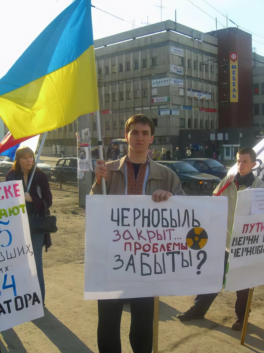 Для Миколы Малухи в Мурманске была важна не концертная, а общественно политическая деятельность. Акция в Мурманске, посвященная 20-й годовщине аварии на Чернобыльской АЭС. Фото из архива М. Малухи