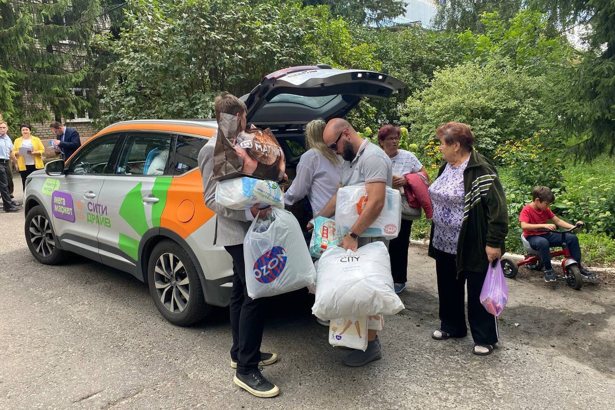 Сторонники Дунцовой с гуманитарной помощью в Курске, 14 августа 2024 года. Фото из  телеграм-канала Екатерины Дунцовой