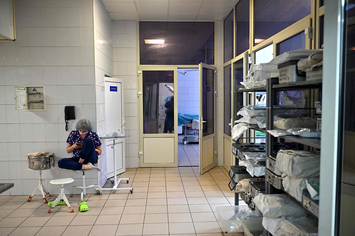 Медсестра в военном госпитале в столице Украины Киеве, 27 января 2024 года. Фото: Sergei Supinsky / AFP / Scanpix / LETA