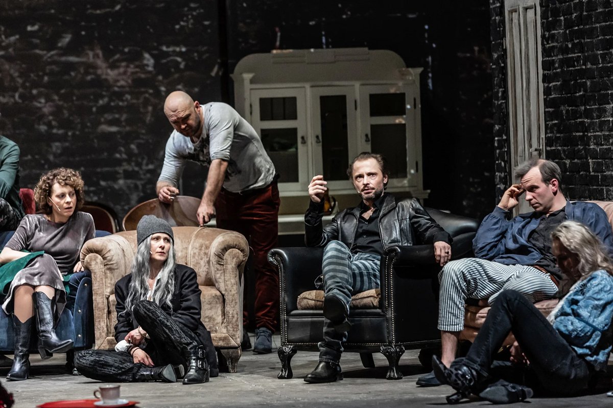 Сцена из спектакля «Imagine». Фото: Natalia Kabanow /  Powszechny