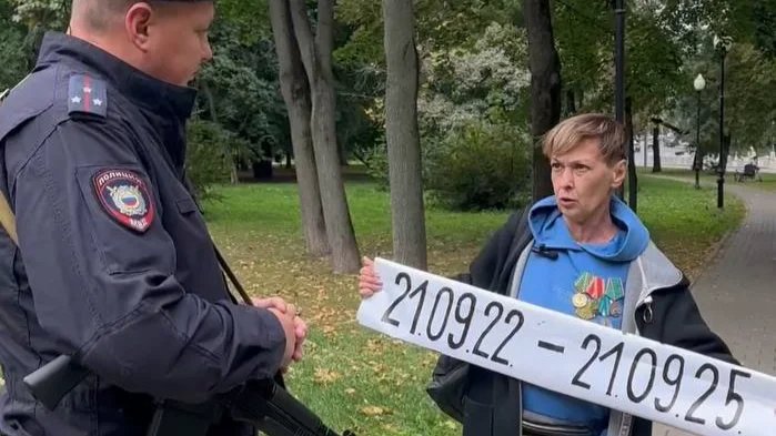 A policeman approaches Lidiya Yegorova as she protests near Russia’s Defence Ministry, 21 September 2025. Photo: Maria Semyonova, Telegram