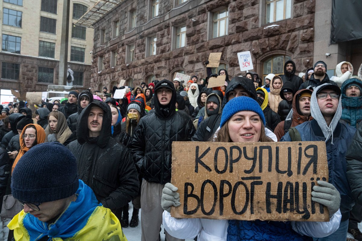 Протестующие против коррупции на акции около городского совета Киева, 14 декабря 2023 года. Фото: Evgeniy Maloletka / AP Photo / Scanpix / LETA