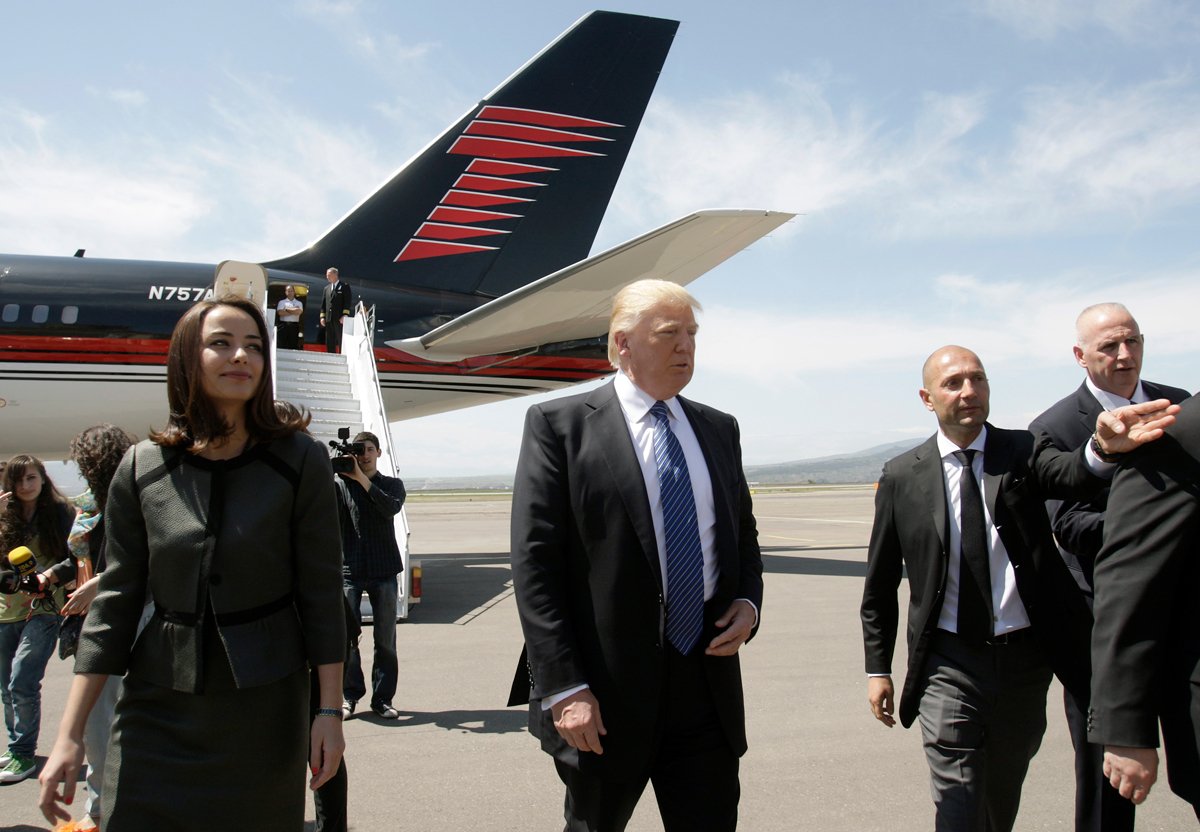 Министр экономики Грузии Вероника Кобалия (слева) и предприниматель Георгий Рамишвили встречают Дональда Трампа в международном аэропорту Тбилиси, 21 апреля 2012 года. Фото: David Mdzinarishvili / Reuters / Scanpix / LETA