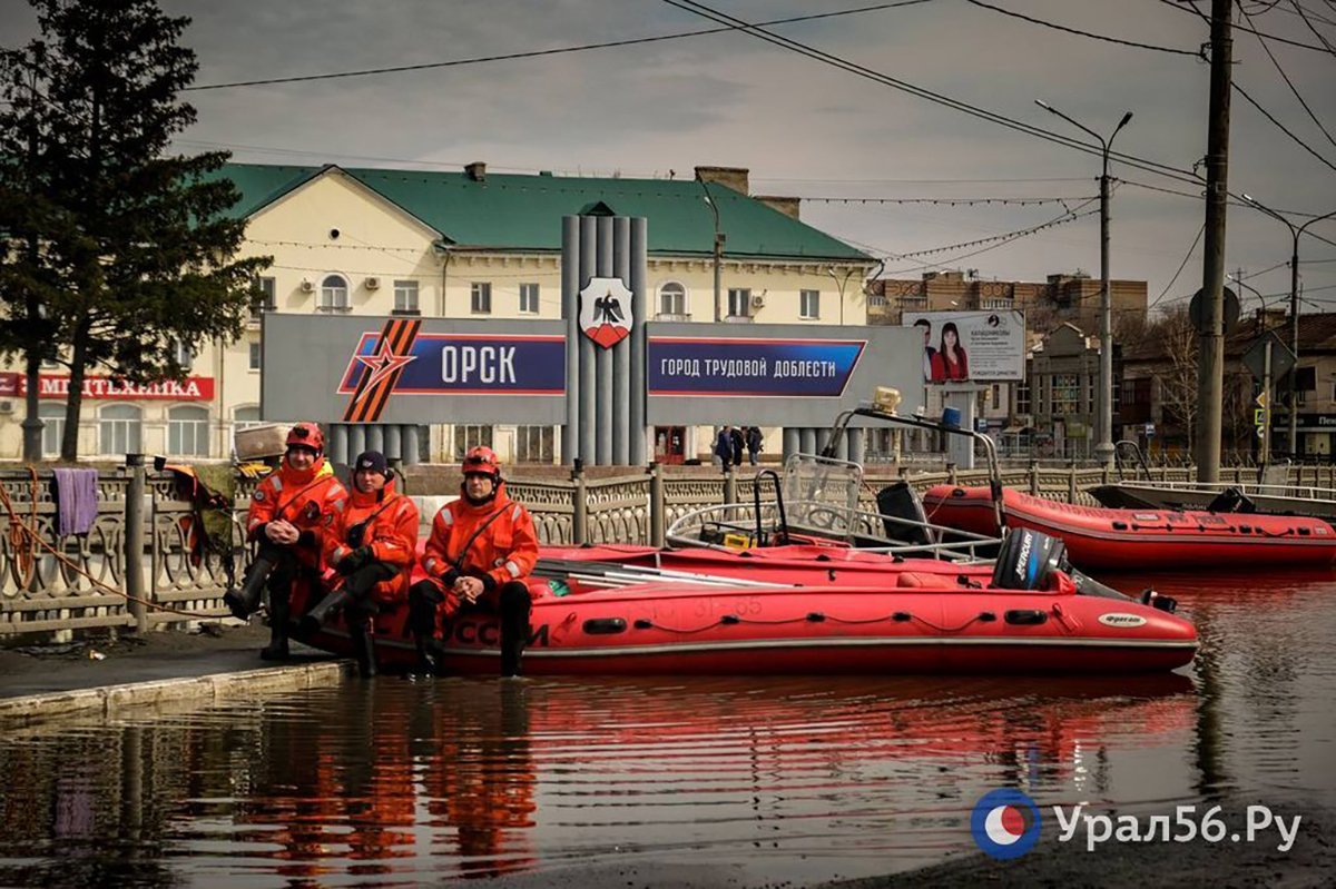 Спасатели в моторной лодке на улице затопленного Орска, апрель 2024. Фото: ural56.ru