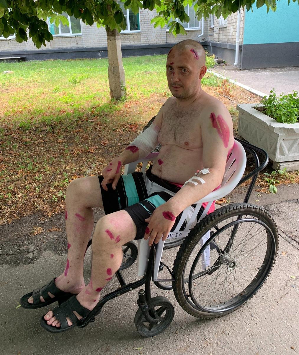 Николай сотрудник магазина «Comfy», был внутри здания, когда туда ударила ракета. Фото: Ольга Мусафирова