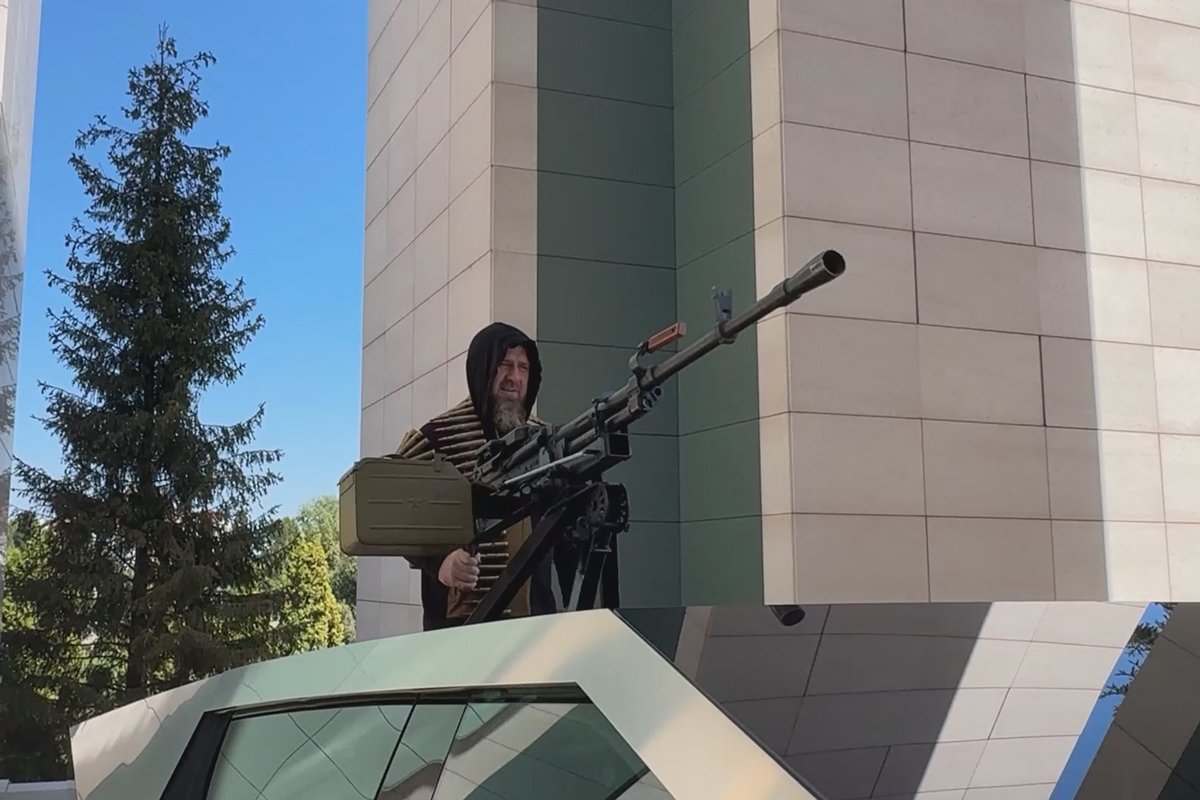 Рамзан Кадыров с пулеметом в руках на крыше Tesla Cybertruck в Грозном, Чеченская республика. Фото: Telegram