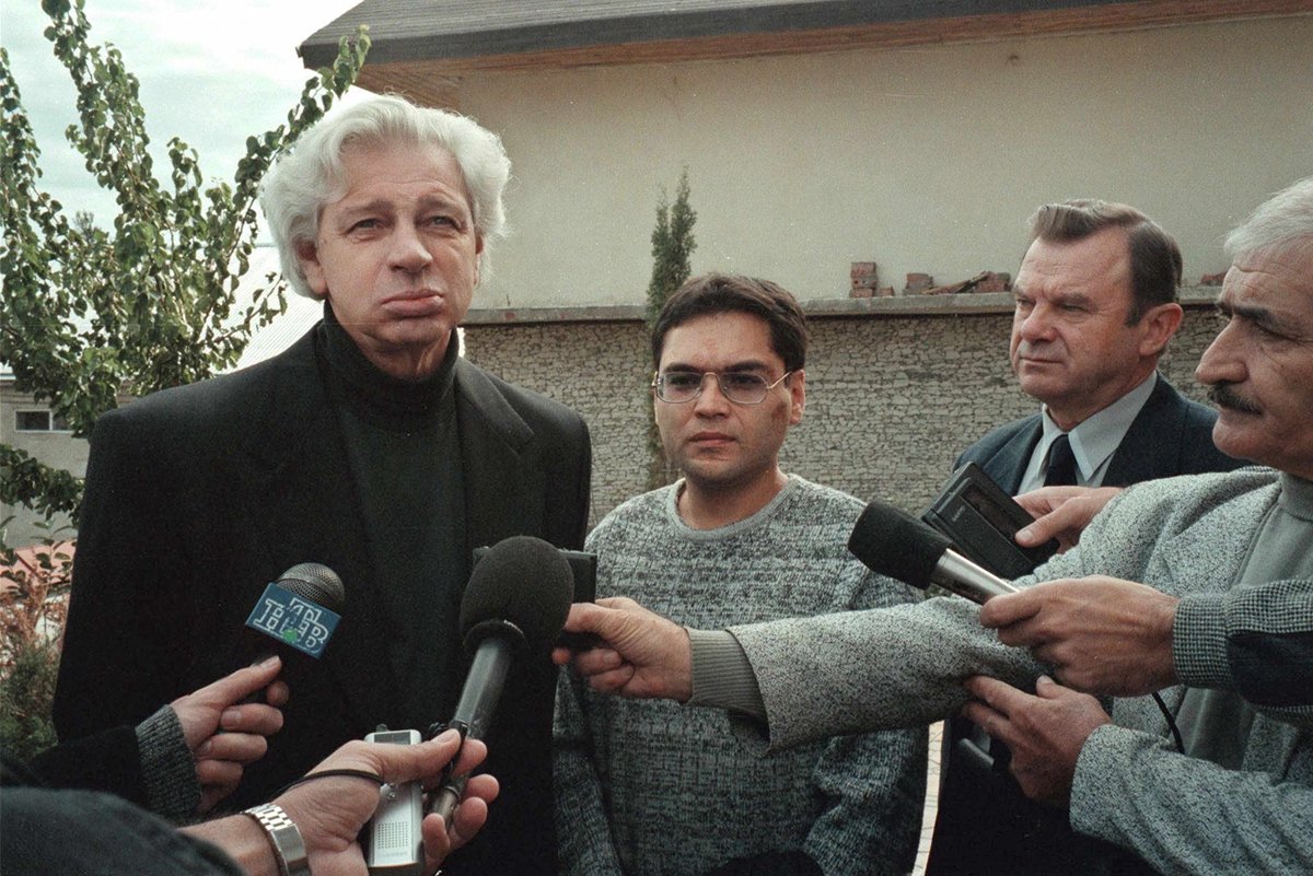 Андрей Бабицкий и его адвокат Генри Резник (слева) беседуют с журналистами в здании суда в Махачкале, 2 октября 2000 года. Фото: EPA