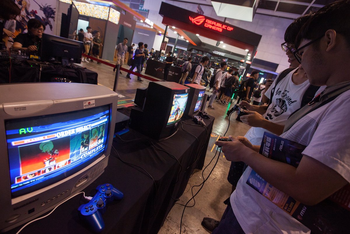 Посетители киберспортивного и музыкального фестиваля ICBC (Asia) играют в «винтажные» видеоигры на Sony PlayStation, Гонконг, Китай, 24 августа 2018 года. Фото: Alex Hofford / EPA-EFE