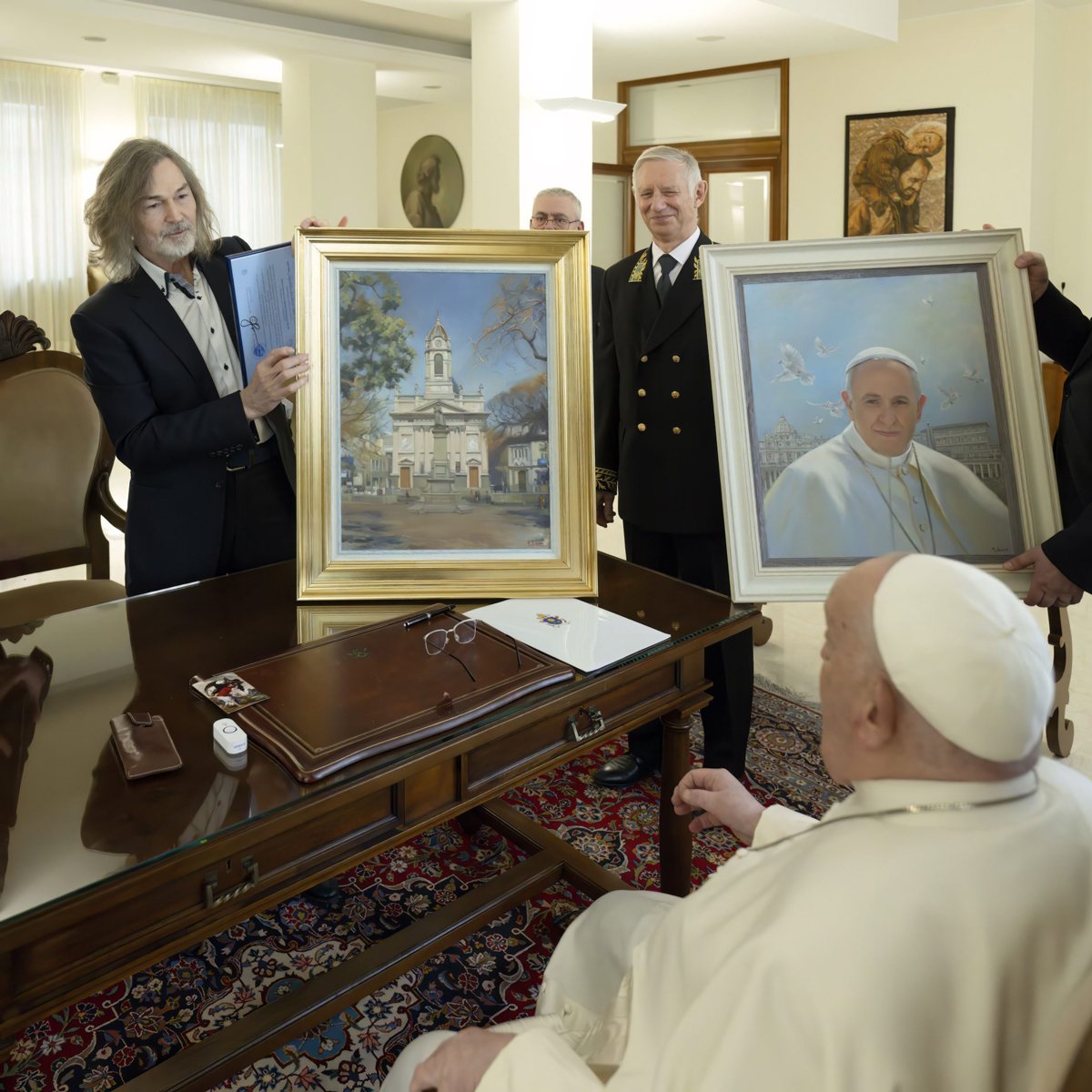 Никас Сафронов презентует картины Папе Франциску I. Фото: nikas-safronov.com