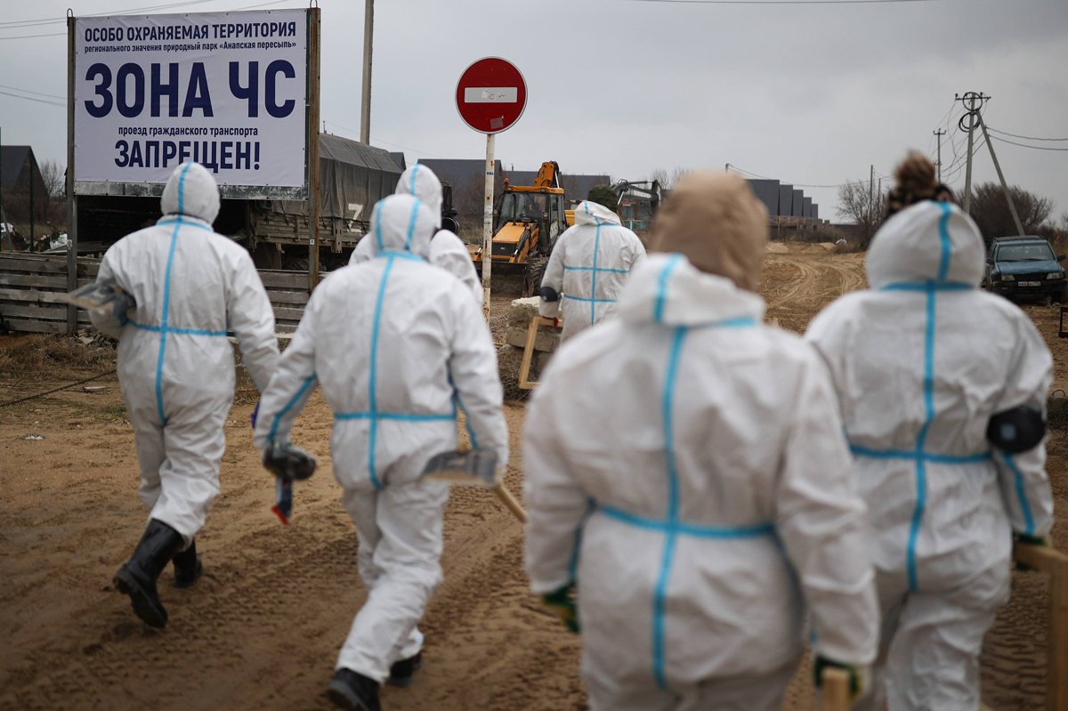 Волонтёры участвующие в очистке побережья после разлива мазута из повреждённых штормом танкеров, Анапа, 6 февраля 2025 года. Фото: Виталий Тимкив / Спутник / Imago Images / Scanpix / LETA