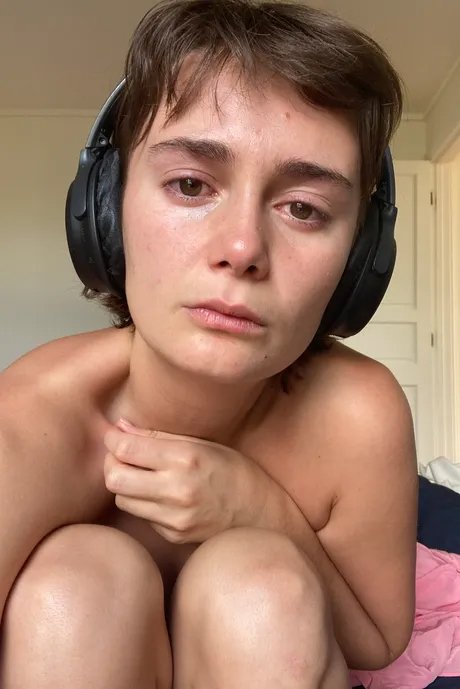 Павлович в постели Нила Геймана, 26 февраля 2024 года. Фото: Скарлет Павлович / Vulture