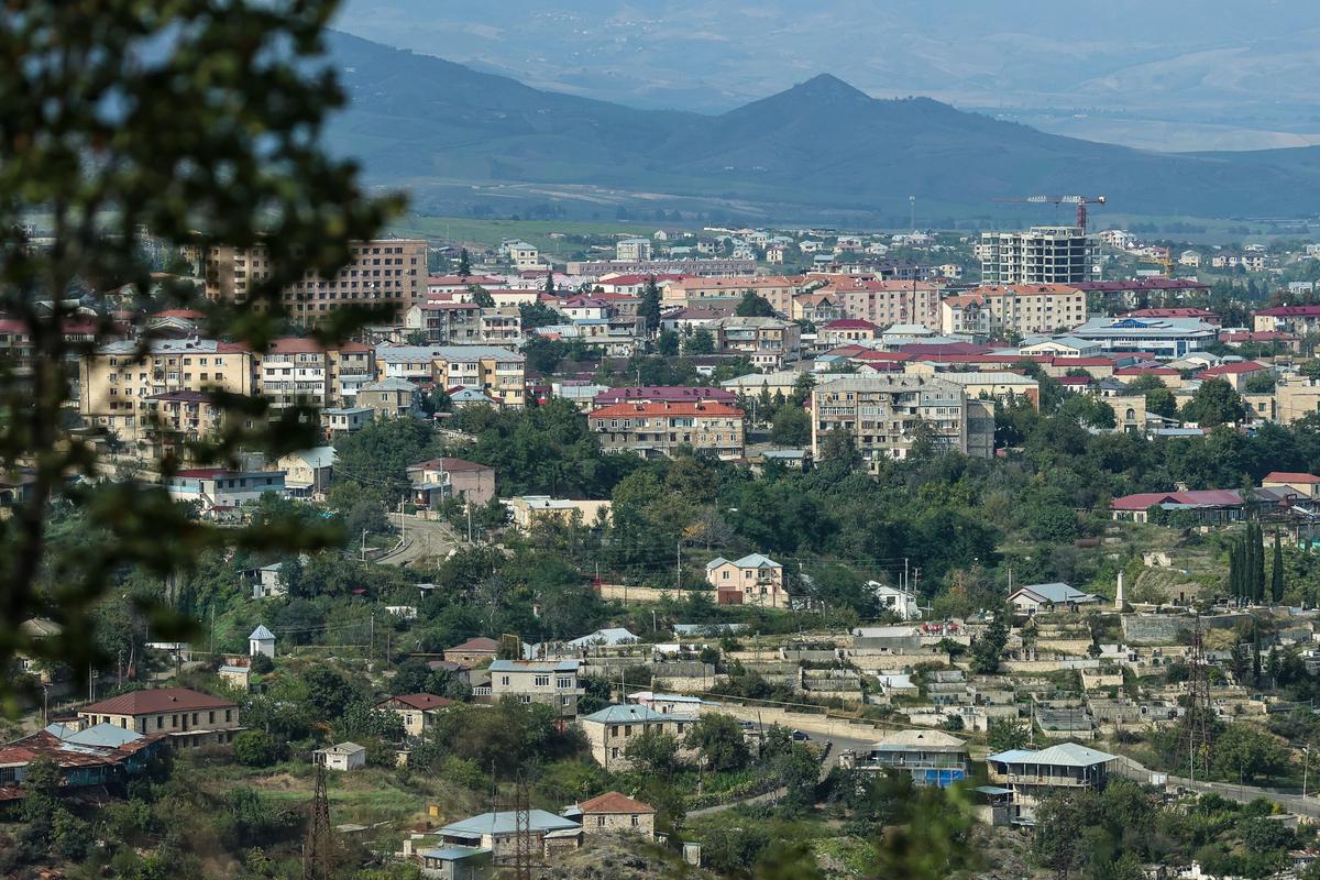 Общий вид на Степанакерт, который был покинут большинством жителей, 2 октября 2023. Фото: Aziz Karimov / Getty Images