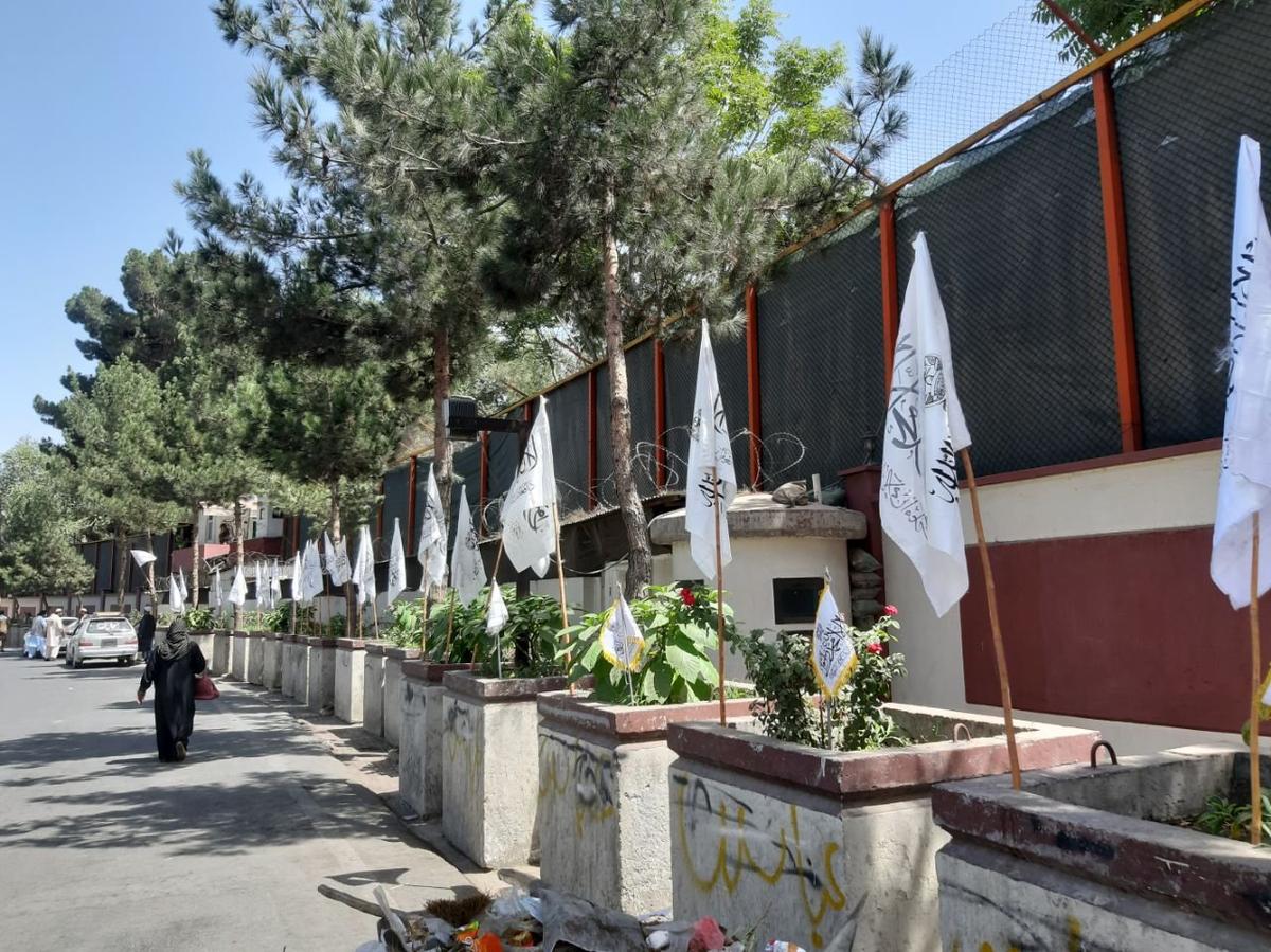 Флаги «Исламского эмирата Афганистан» на улицах Кабула. Фото: Руслан Сулейманов, специально для «Новой газеты Европа»