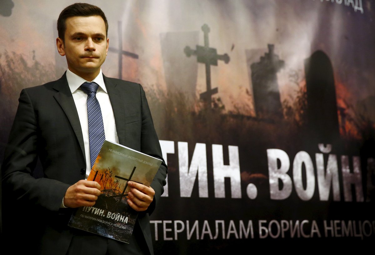 Илья Яшин на презентации доклада о военном присутствии России в Украине, над которым работал Борис Немцов, Москва, 12 мая 2015 года. Фото: Максим Змеев / Reuters / Scanpix / LETA
