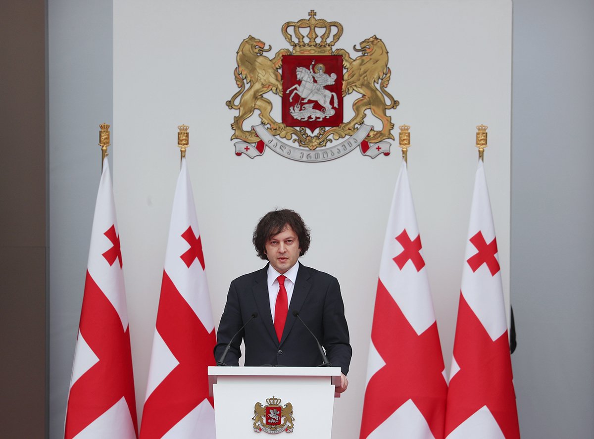 Премьер-министр Грузии Ираклий Кобахидзе выступает с речью во время празднования Дня независимости в Тбилиси, Грузия, 26 мая 2024 года. Фото: Iralki Gedenidze / EPA-EFE