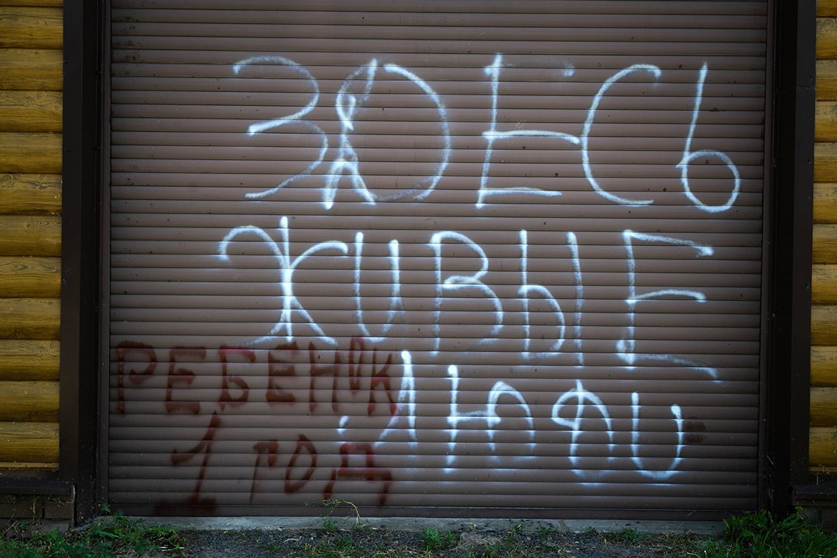 Надпись «Здесь живые люди» на гараже в Судже. Фото: Kirill Chubotin / SIPA / Scanpix / LETA