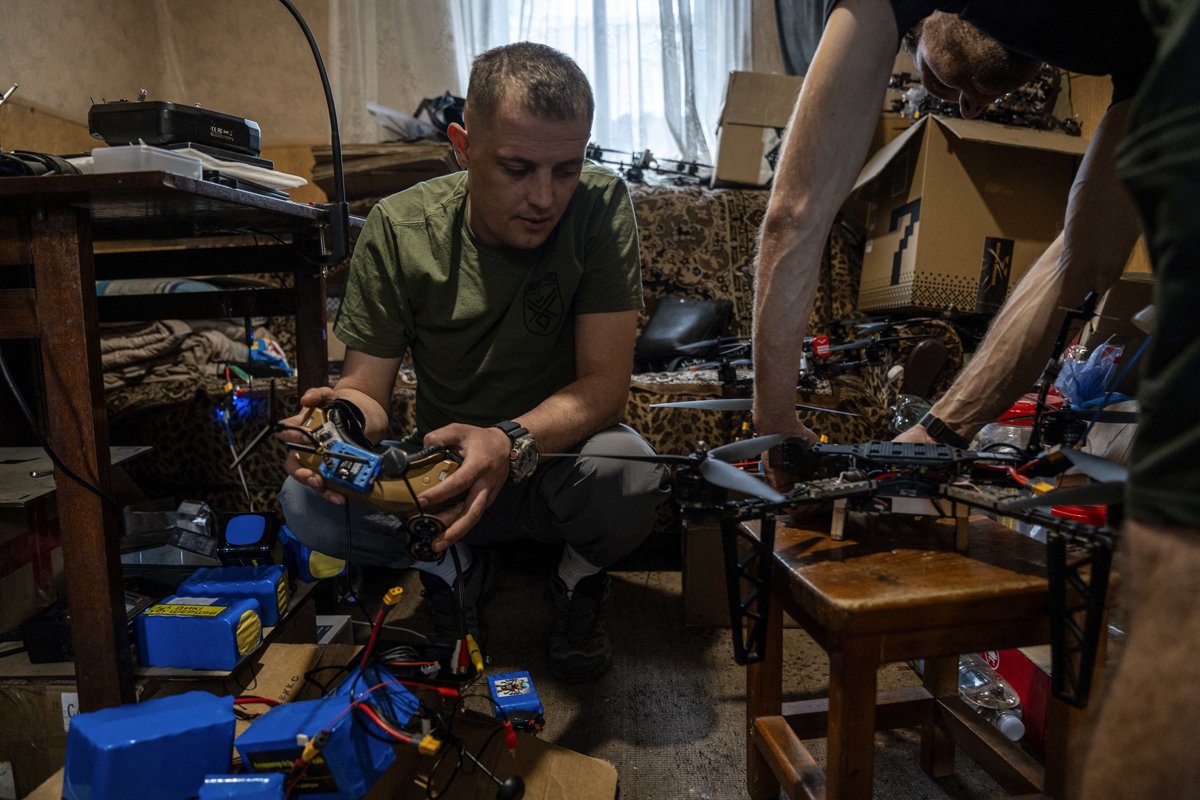 Украинские военнослужащие за работой в центре сборки FPV-дронов в Донецкой области, 14 мая 2025 года. Фото: Jose Colon / Anadolu / Abaca / Vida Press