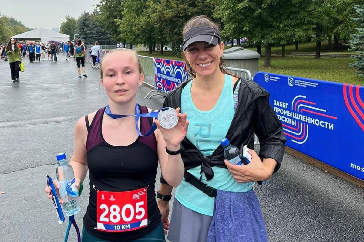 Алена вместе с сопровождающей после марафона в Москве, 2023 год.