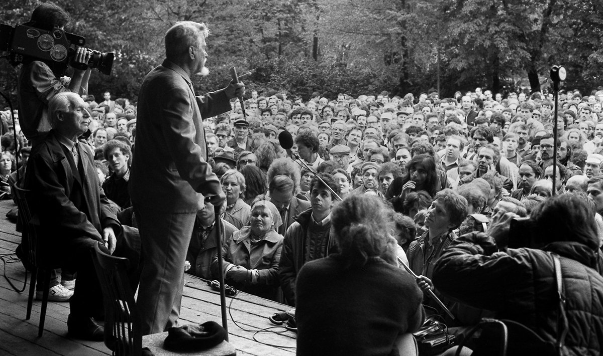 Митинг в Юсуповском саду 14 июня 1988 года, Санкт-Петербург. Первый общегородской митинг, посвященный памяти жертв политических репрессий в СССР. Этот день считается неформальной датой основания Ленинградского общества «Мемориал». Фото Владимир Меклер