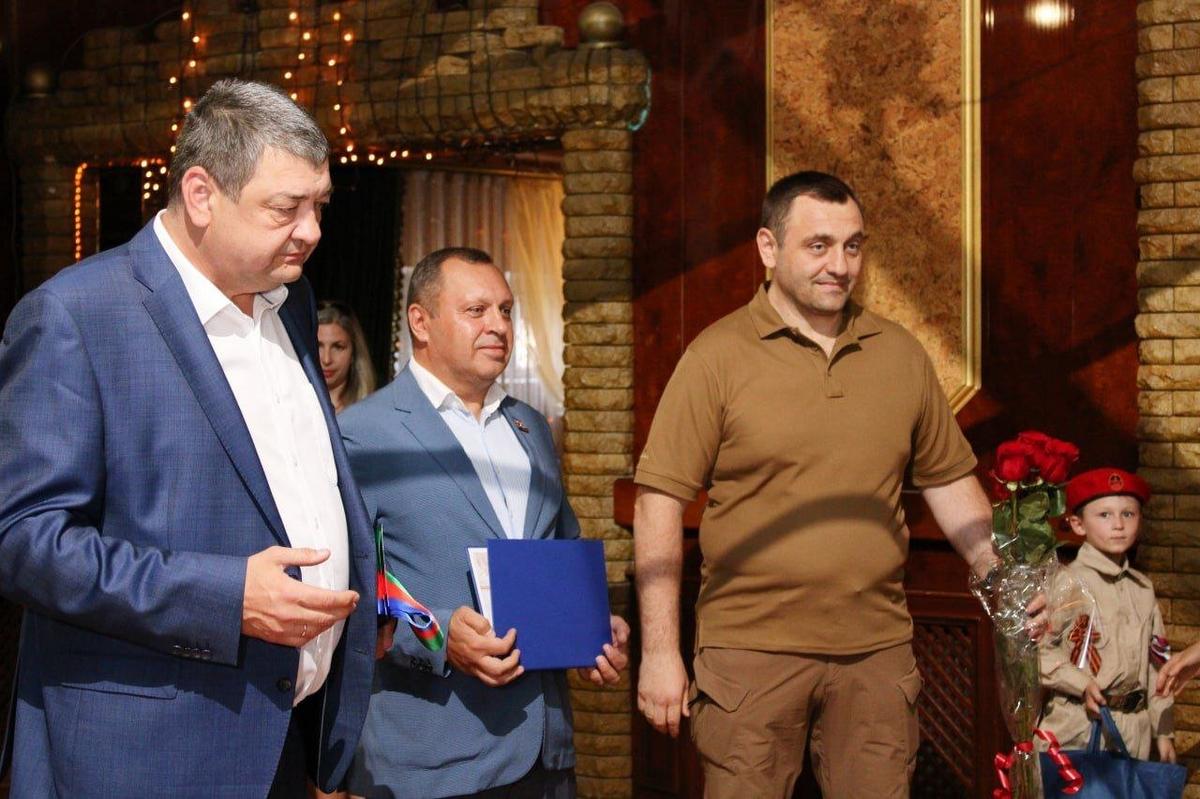 «Глава» Горловки Иван Приходько (слева) и Армен Саркисян (справа). Фото: @Prikhodko1970 /  Telegram