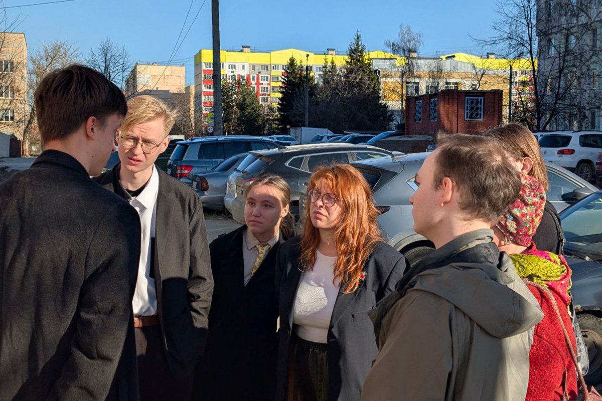 Группа поддержки Евгения Малюгина у здания суда, 3 апреля 2025 года. Фото:  Андрей Рыбка  / тульское отделение « Рассвета »