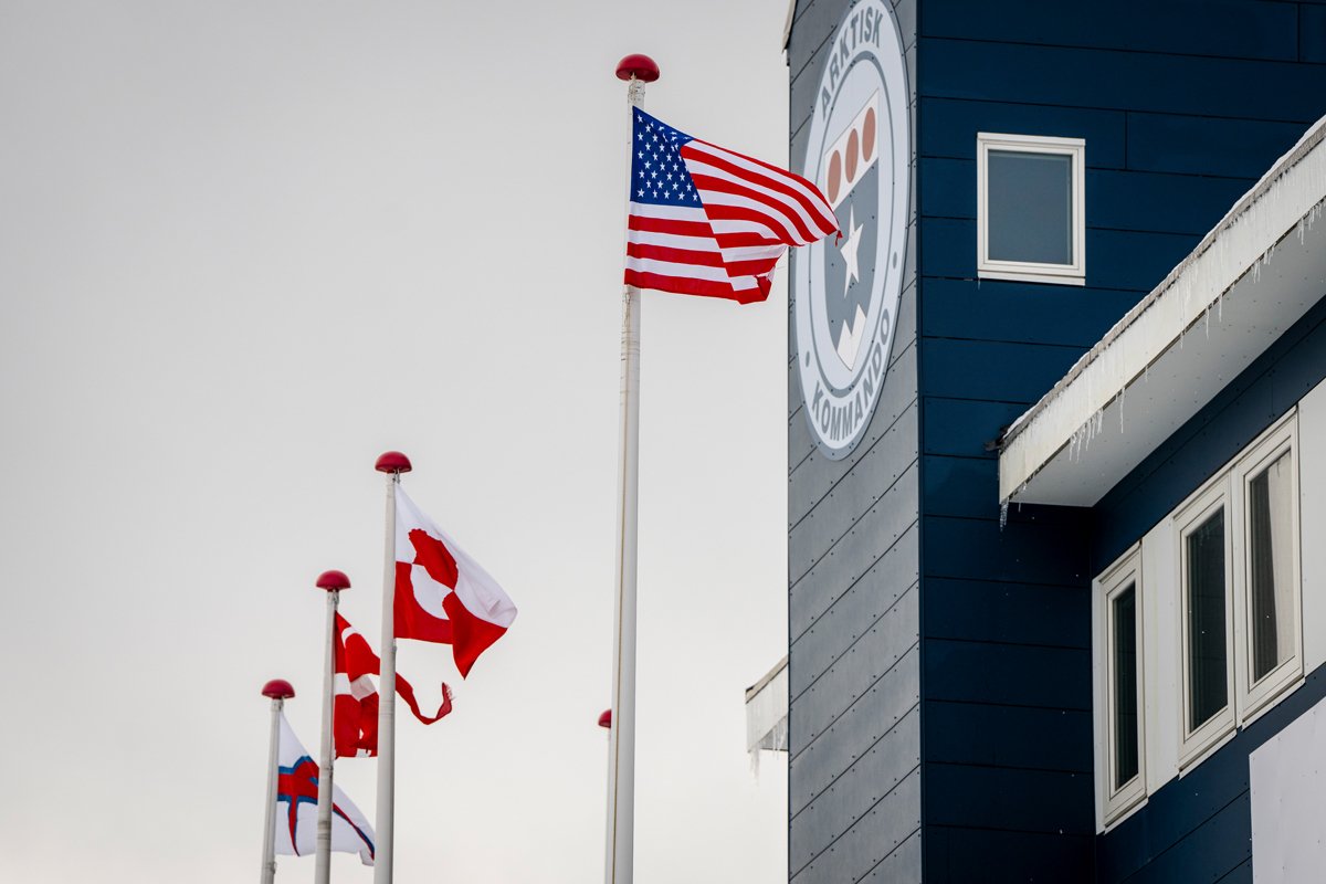 Флаг США перед зданием Арктического командования в Нууке, Гренландия, 14 марта 2025 года. Фото: Mads Claus Rasmussen / EPA