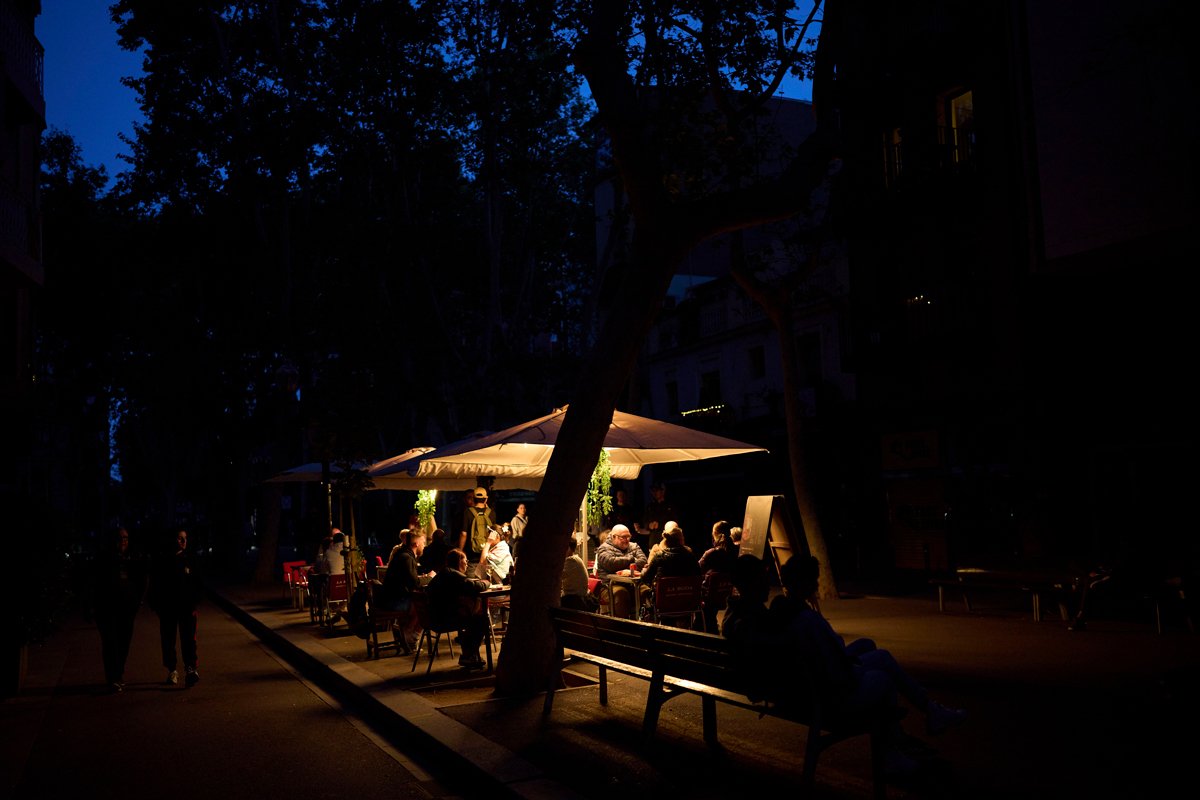 Посетители ресторана, освещённого генератором, Барселона, 28 апреля 2025 года. Фото: Emilio Morenatti / AP Photo / Scanpix / LETA