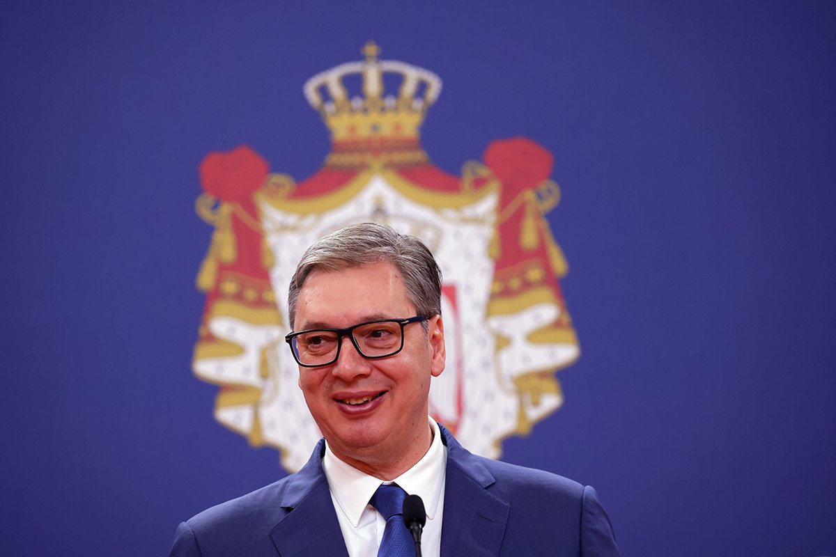 Президент Сербии Александар Вучич беседует во время пресс-конференции с бывшим ямайским спринтером Усейном Болтом после их встречи в Белграде, Сербия, 17 июня 2025 года. Фото: Andrej Cukic / EPA