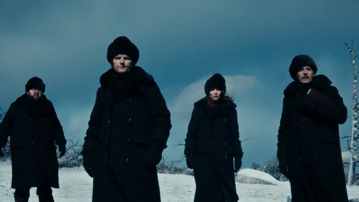 Зак Черри, Адам Скотт, Бритт Лоуэр и Джон Туртурро в сериале «Разделение». Фото: Apple TV+