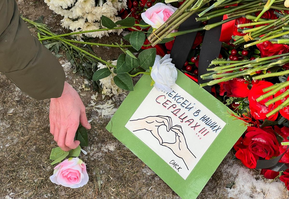 Пришедшие возлагают цветы на Алексея Навального в Москве, 16 февраля 2025 года. Фото: Евгения Новоженина / Reuters / Scanpix / LETA