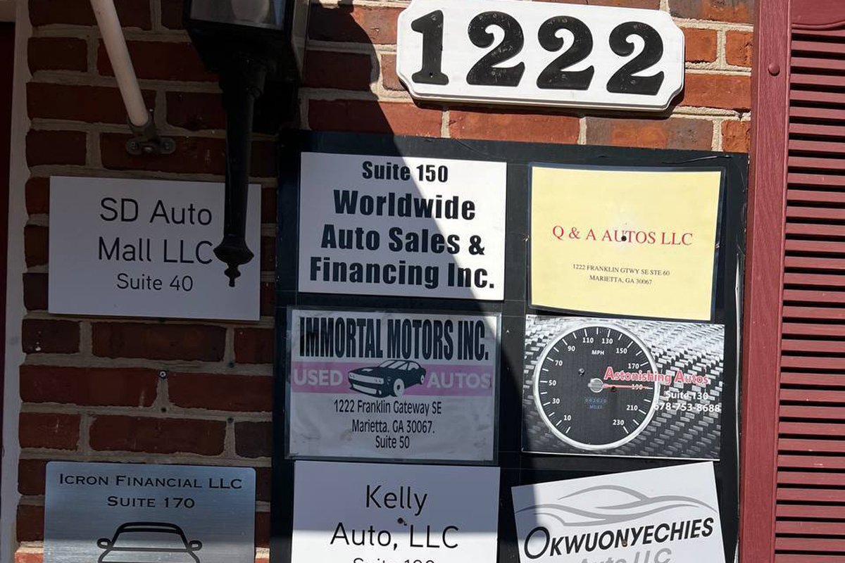 Стенд с табличками компаний, расположенных в бизнес-центре. Фото автора