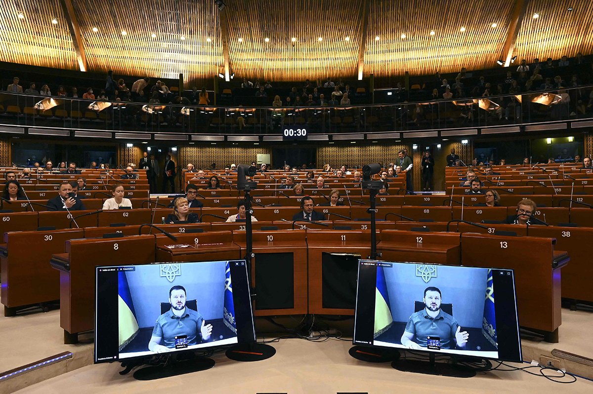 Президент Украины Владимир Зеленский дистанционно обращается с речью к членам политических делегаций Парламентской ассамблеи Совета Европы в Страсбурге, восточная Франция, 13 октября 2022 года. Фото: Frederick Florin / AFP / Scanpix / LETA